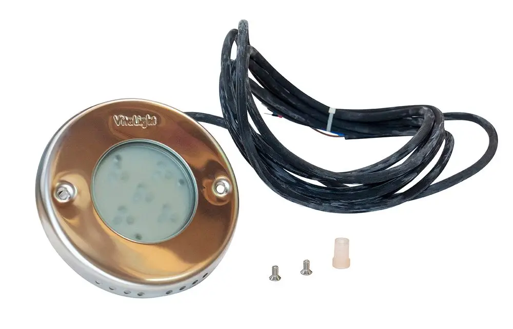 Kreisrunder LED-Leuchtkörper mit silberner Oberfläche und schwarzem Kabel. Enthält zwei Schrauben und einen Anschlussadapter, geeignet für Anwendungen von Grünbeck.
